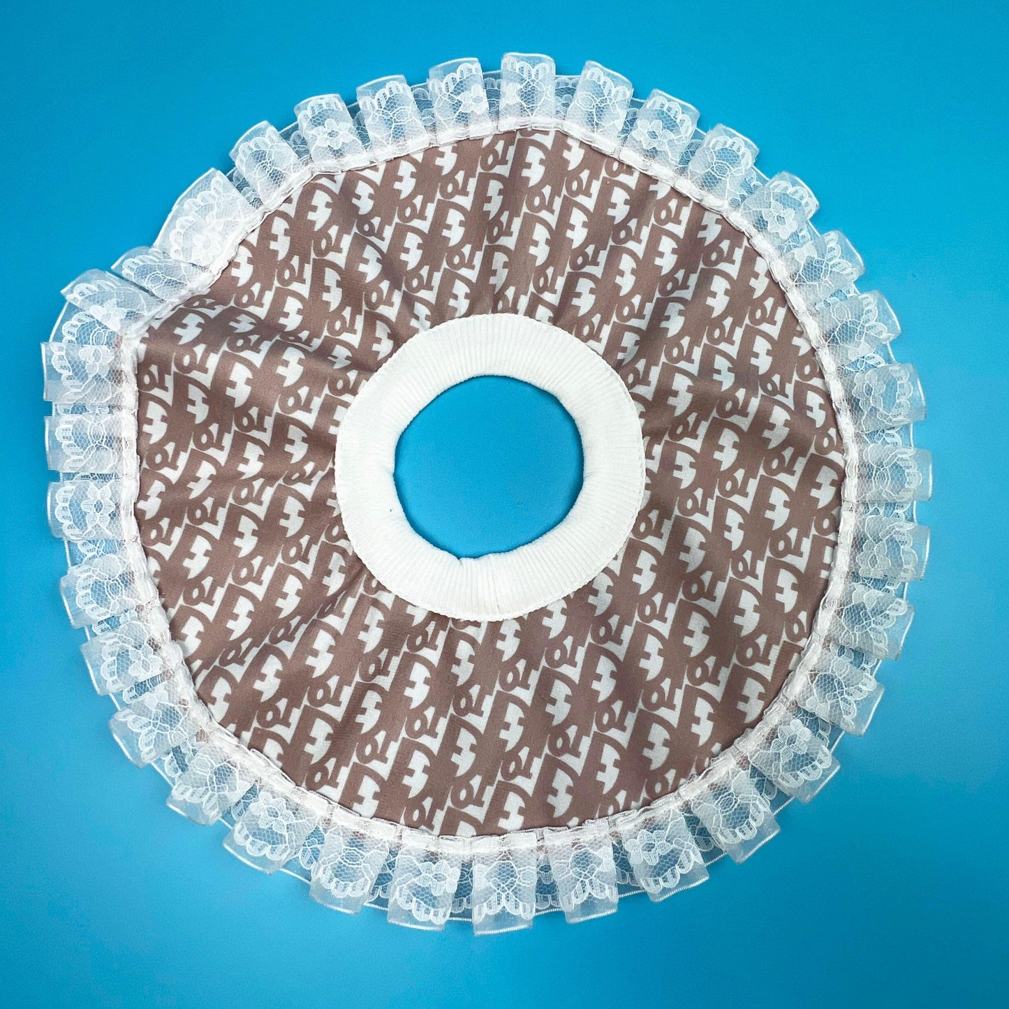 Pawdior Frill monogram Neck Bib - bearsupreme